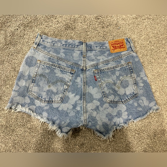Levi's Women's 501 Light Blue Tie-Dye Jean Shorts - Size 29 - Picture 5 of 13